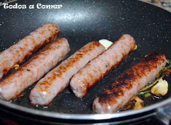 Receta: Salchichas con tomate. Añadir ajo y tomillo Receta: Salchichas con tomate. Añadir ajo y tomillo