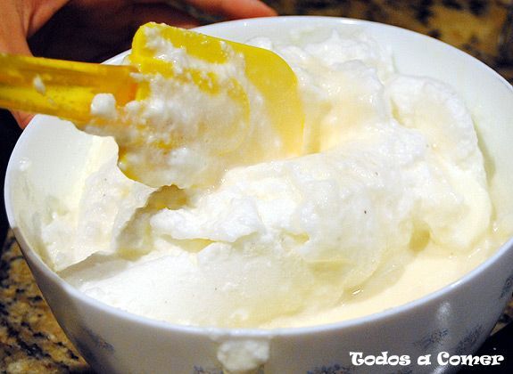 Receta. Tarta de leche merengada - Mezclando las claras con la leche