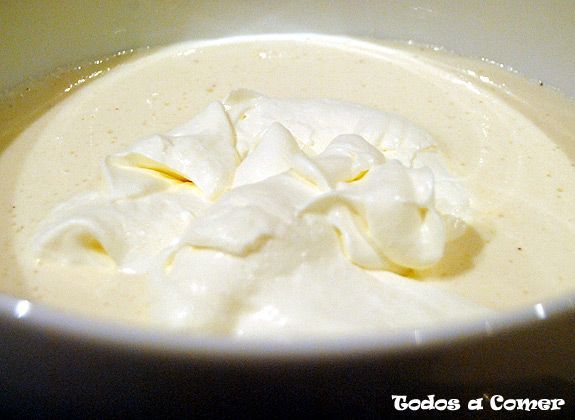 Receta. Tarta de leche merengada - Mezclando la nata con las claras y la leche