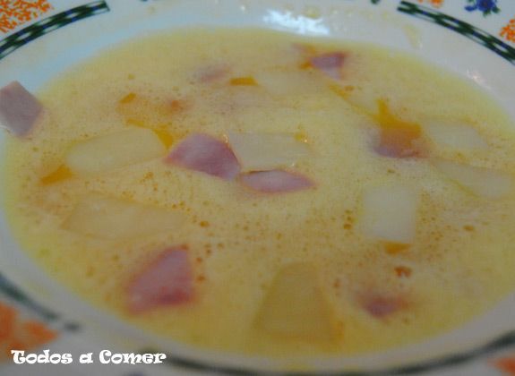 Receta: Tortilla francesa de jamón y queso. Mezclar ingredientes