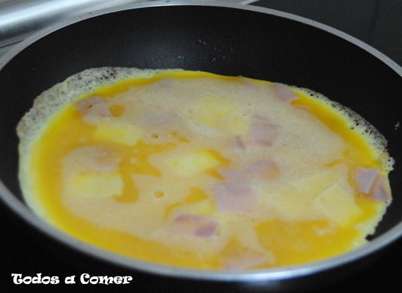 Receta: Tortilla francesa de jamón y queso. Cuajar tortilla.