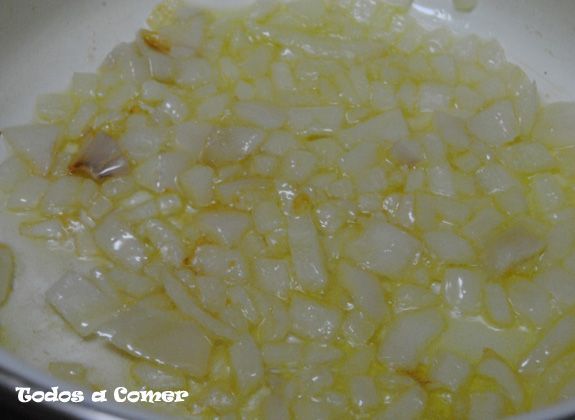 Receta: patatas a la riojana o guiso de patatas con chorizo. Pochar cebolla