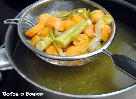 Receta: Caldo de verduras casero - separando la verdura del caldo