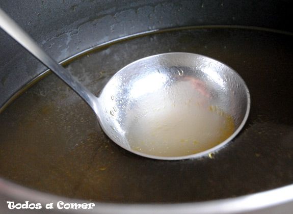 Receta: Caldo de verduras casero - desgrasando el caldo