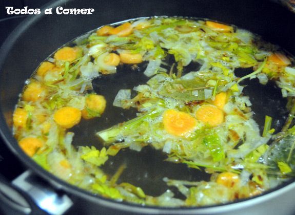 Receta: Caldo de verduras casero - Sofriendo la verdura