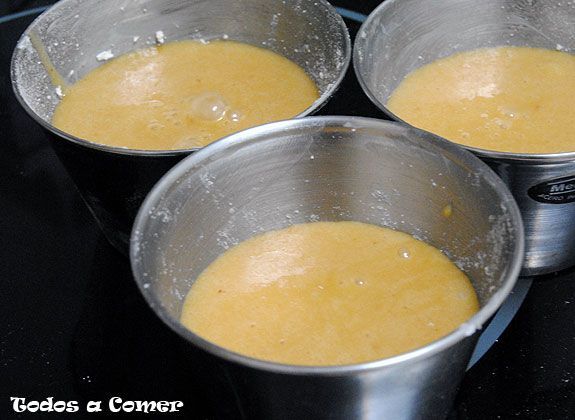 Receta: Coulant de turrón. Rellenando las flaneras