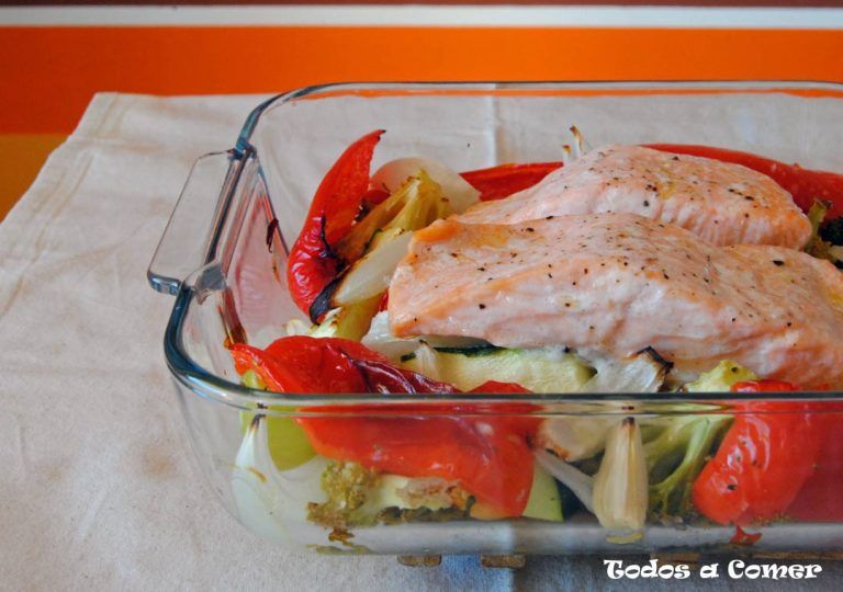 Salmón al horno con verduras asadas