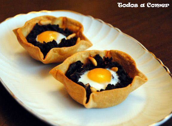 Receta: Cestitas de morcilla con piñones y huevo
