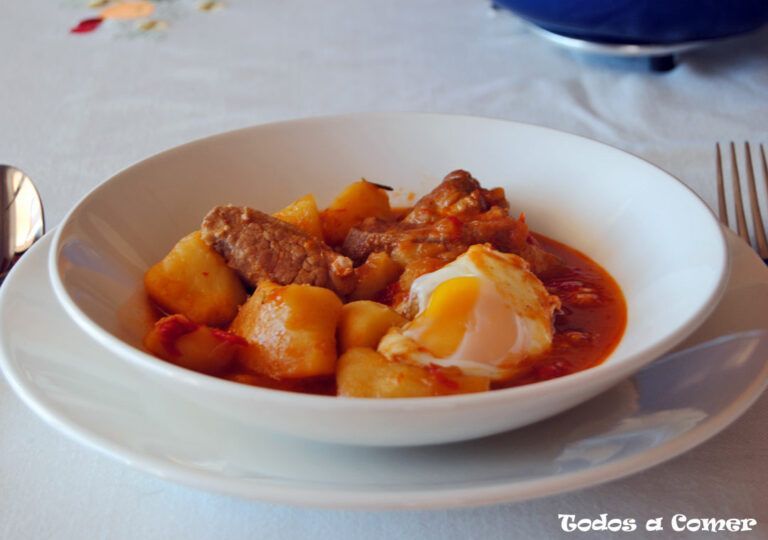 Costillas con patatas y huevos