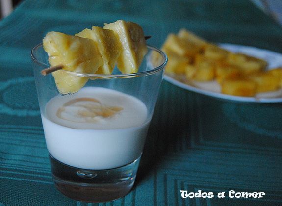 Receta. Crema de yogur con brocheta de piña
