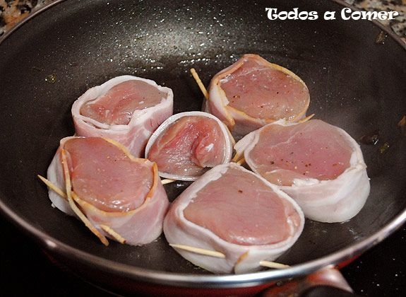 Receta. Tournedós con salsa de vino. Cocinado los tournedós