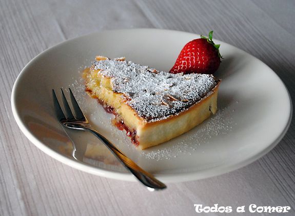 Tarta Bakewell - Porción con azúcar glass