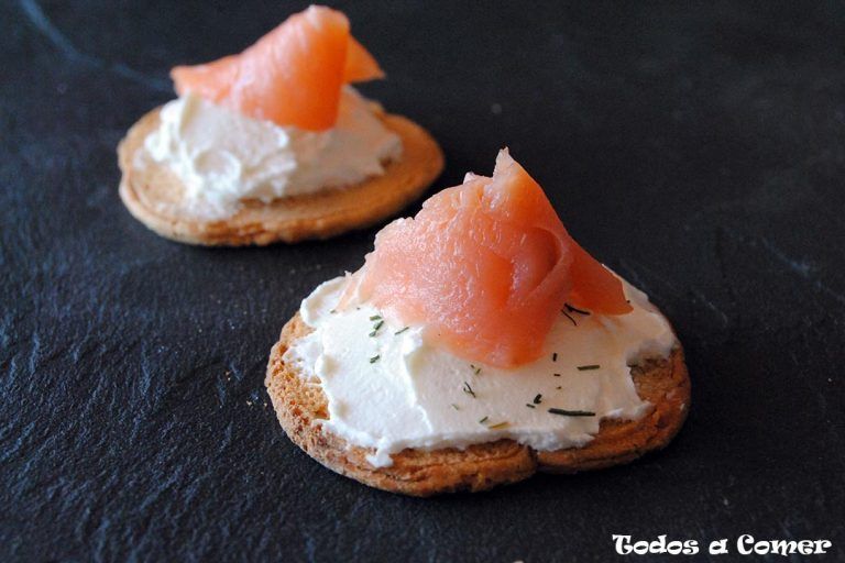 Canapés de queso crema y salmón ahumado