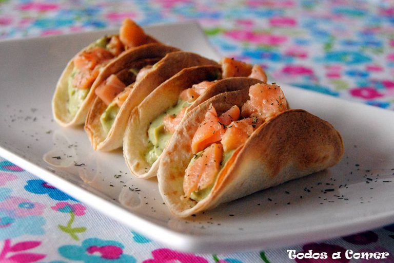 Mini tacos de salmón y crema de aguacate caseros