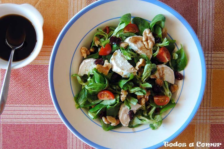 Ensalada de canonigos, tomates cherry y queso de cabra. Receta fácil