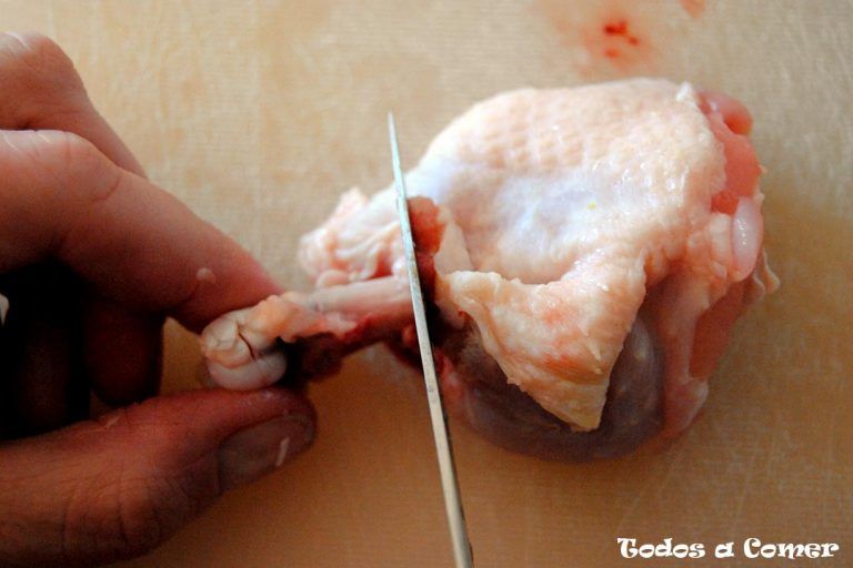 cómo cortar alitas de pollo perfectas - limpiando el muslo