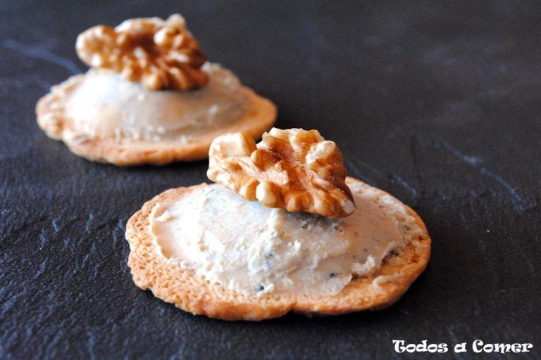Canapés de queso azul y nueces
