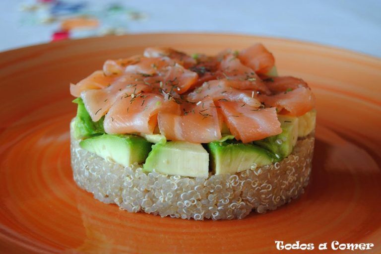 Ensalada de quinoa, aguacate y salmón ahumado