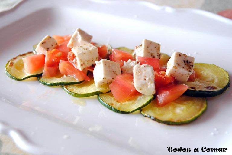 Ensalada templada de calabacín, tomate y queso fetta