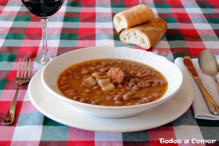 caparrones con sus sacramentos o alubias rojas con chorizo