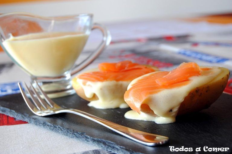 Patatas con salmón ahumado y salsa holandesa
