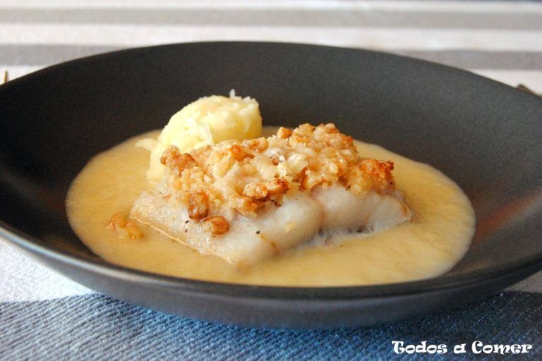 Bacalao con costra de queso parmesano y nueces
