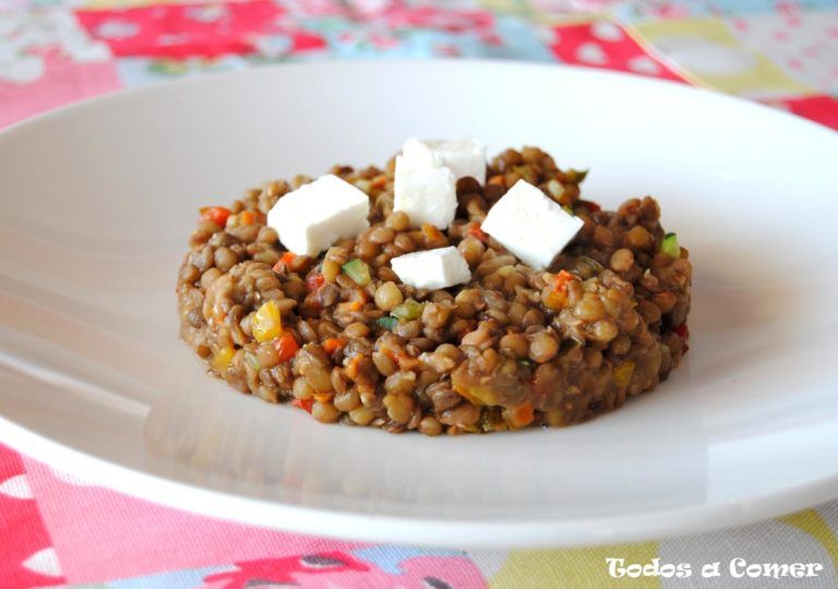 Lentejas salteadas con verduras y queso feta - Receta