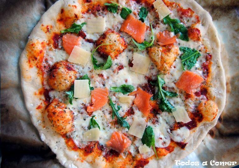 Pizza de salmón ahumado, queso y rúcula - Receta