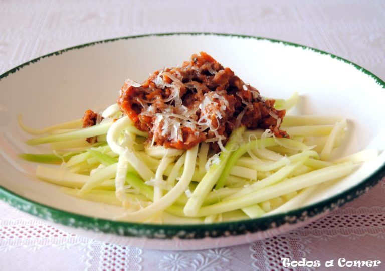 Receta de espaguetis de calabacín con salsa boloñesa. Emplatado