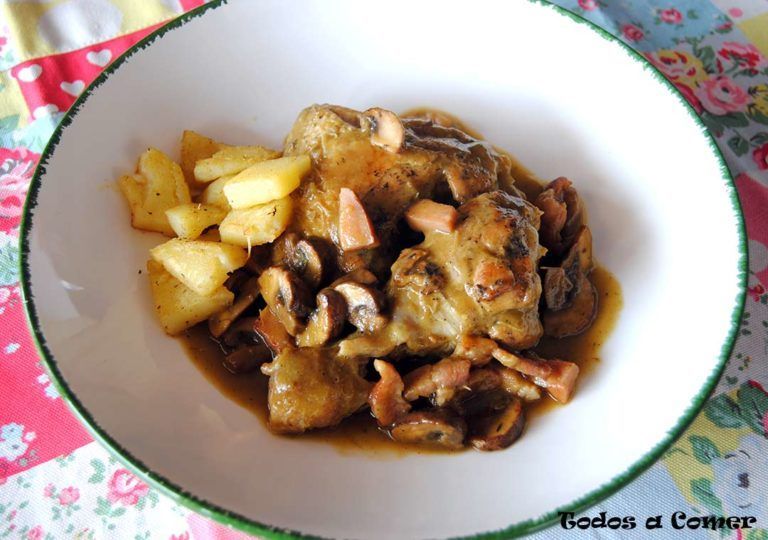 Pollo guisado con champiñones