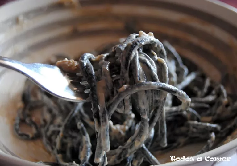 Espaguetis negros con salsa de setas - Receta
