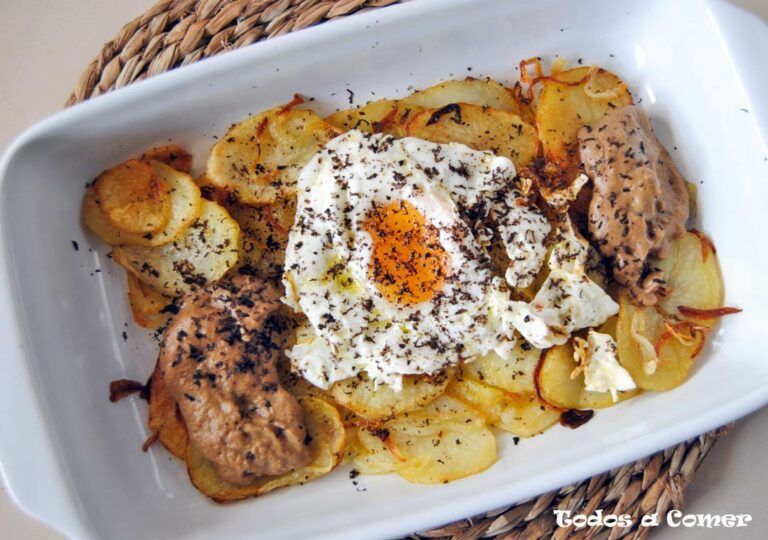 Patatas con huevo salsa de setas y trufa
