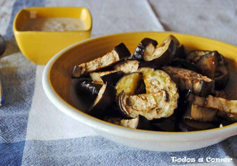 Berenjenas asadas con salsa de yogur y tahini