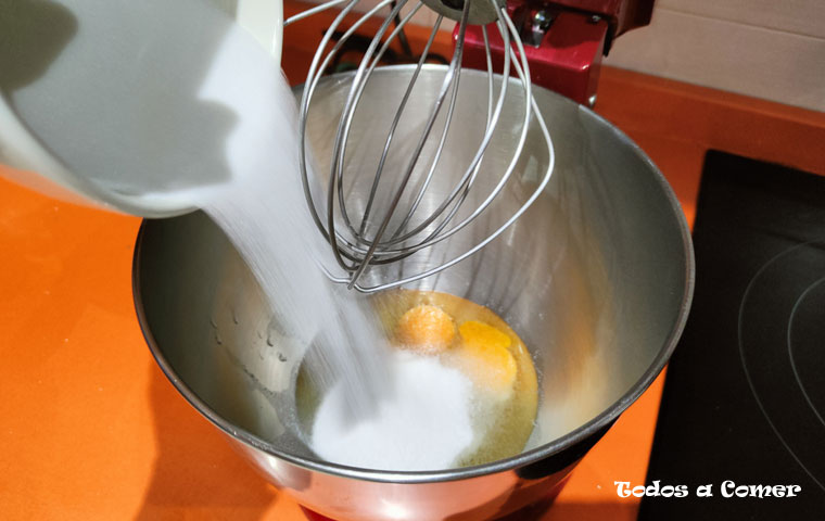 Bizcocho de cerveza rubia- Mezclando huevos con azúcar