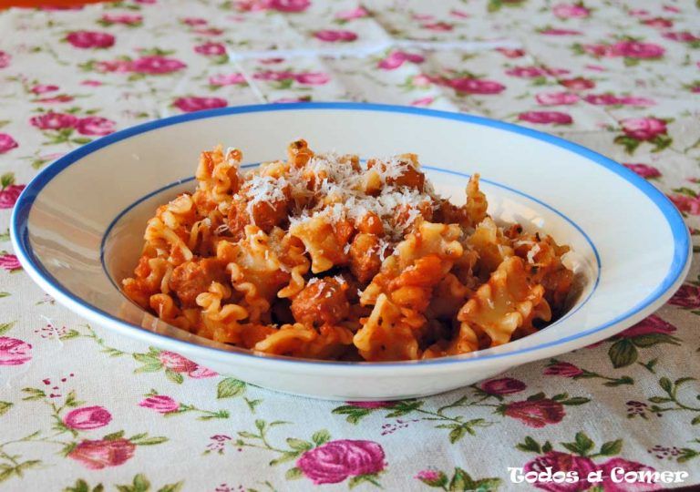 Pasta con salchichas frescas y salsa de tomate