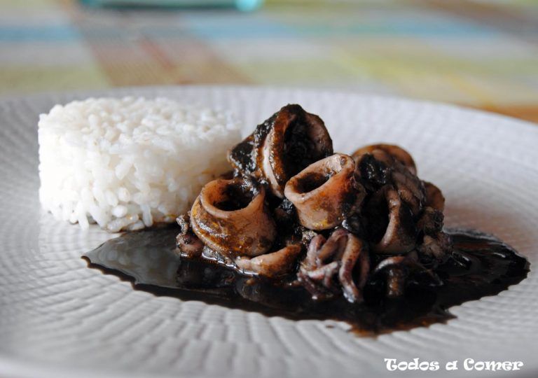 Calamares en su tinta con arroz blanco