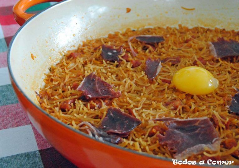 Fideuá de chorizo y jamón ibérico