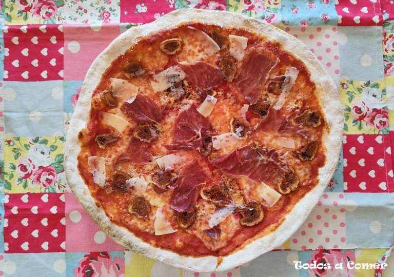 Pizza de higos, queso azul y jamón
