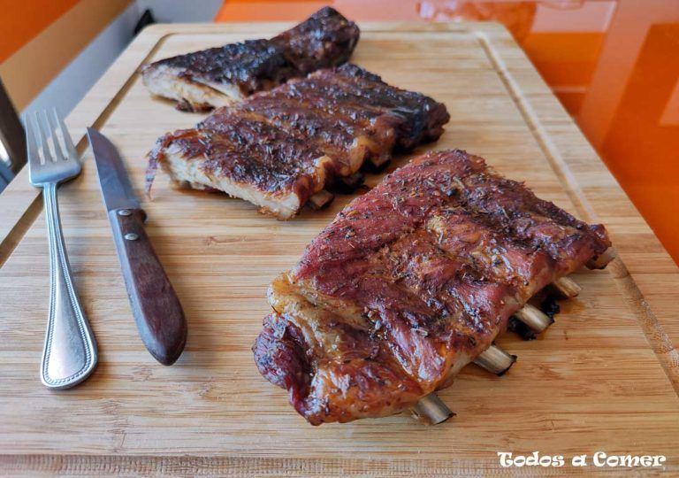 Costillas de cerdo a la barbacoa en kamado