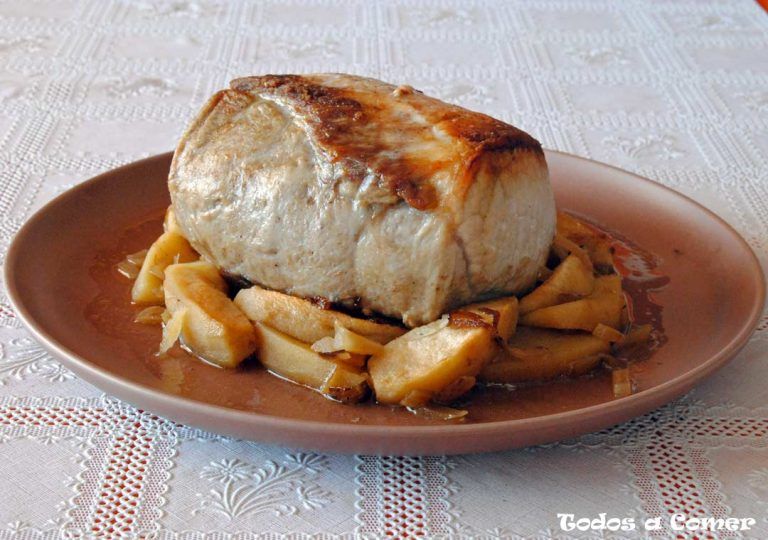 Lomo de cerdo al horno con manzana y cebolla