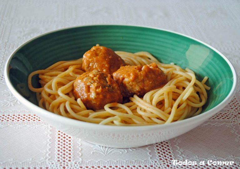 Espaguetis con albóndigas