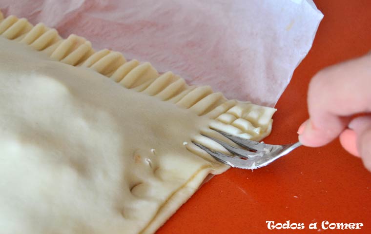 Cerrando la masa de la empanada de atún