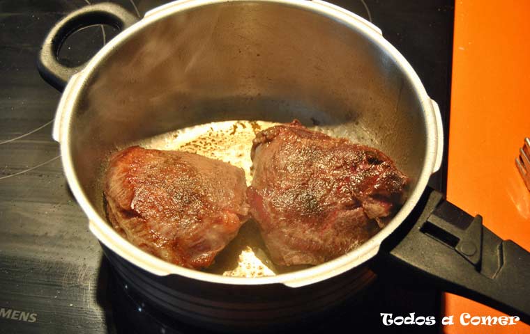Carrilleras de ternera en salsa- Carne dorada