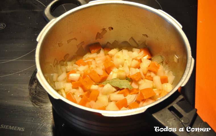 Carrilleras de ternera en salsa de vino blanco- Pochando verduras