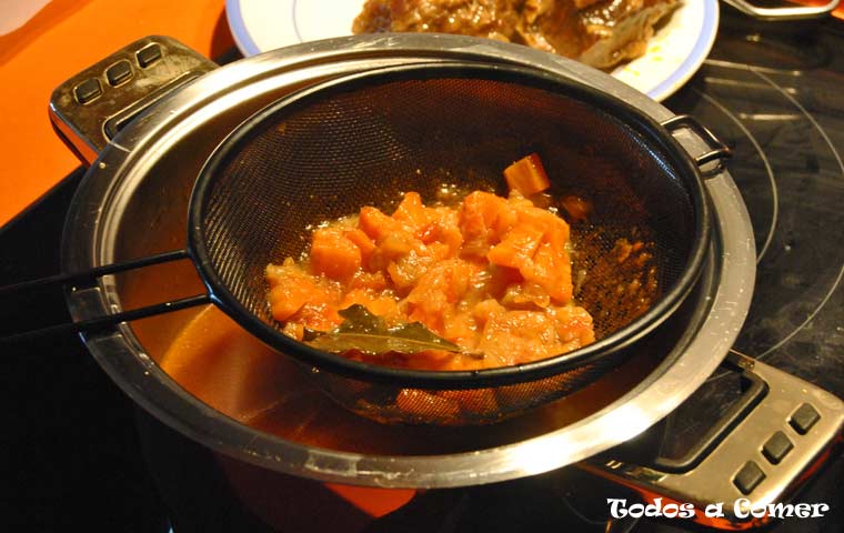 Carrilleras de ternera en salsa de vino blanco- Colando el caldo