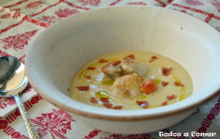 Crema de puerro y manzana con vieiras. Receta festiva