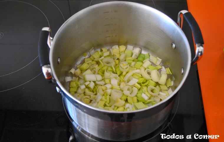 Crema de puerro y manzana con vieiras- Pochando el puerro