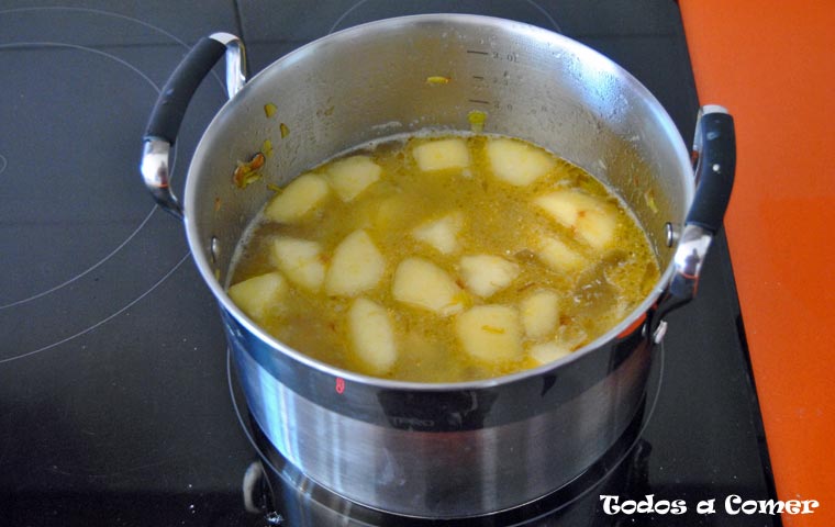 Crema de puerro y manzana con vieiras- Ingredientes cubiertos de caldo