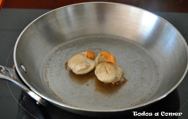 Crema de puerro y manzana con vieiras- Marcando a la plancha las vieiras