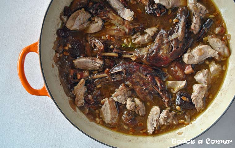 Faisán estofado con frutos secos. Guiso de caza